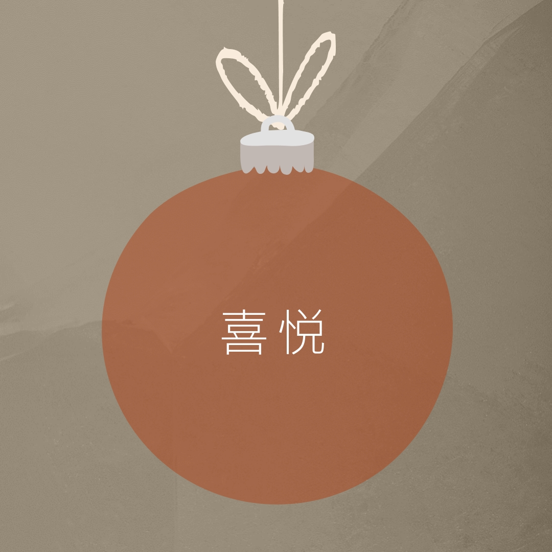 在小包上 orange whimsical-color-block